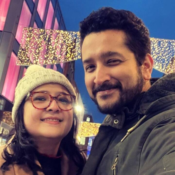 বড়দিনের আগে রিসেপশন সেরে এখন ক্রিসমাসের মজা নিচ্ছেন দুজনেই। এদিন পিয়া তাঁর ইনস্টাগ্রামে পরমের সঙ্গে ছবি শেয়ার করে সকলকে বড়দিনের শুভেচ্ছা জানান। সব মিলিয়ে বিয়ের পর থেকে খোশমেজাজেই আছেন এই নবদম্পতি।