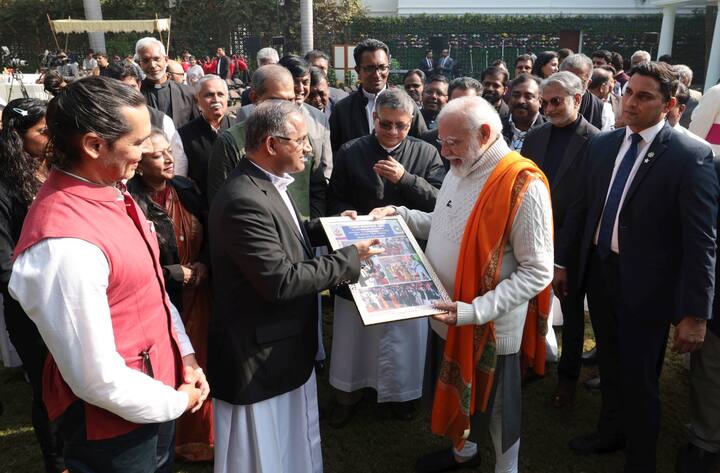সবার সঙ্গে কথা বলতে দেখা যায় প্রধানমন্ত্রী নরেন্দ্র মোদিকে। আলাপচারিতায় মাতেন তিনি। ফটোসেশন করতেও দেখা যায়।