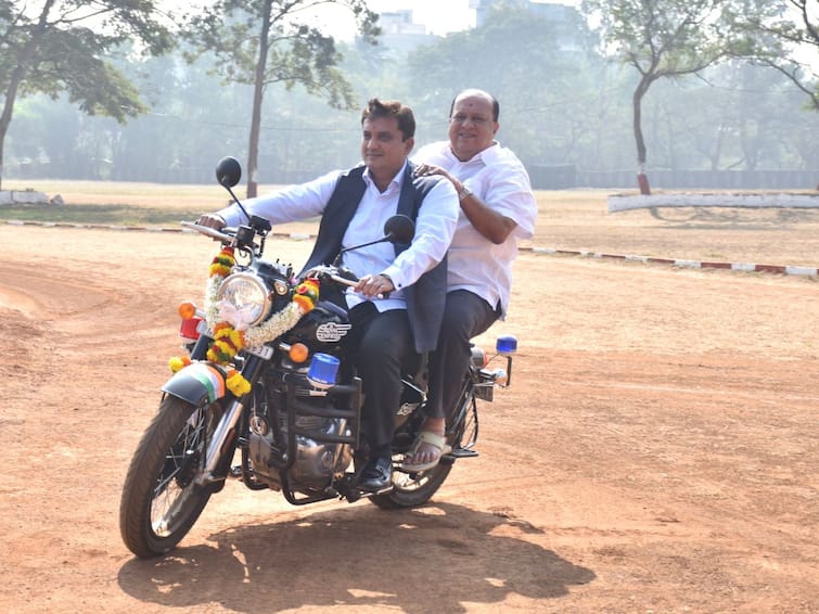 Kolhapur News new friendship in Kolhapur politics as MP dhananjay mahadik became Hasan Mushrif charioteer on bullet Kolhapur News : आमचं ठरलंय नव्हे, आता नव्यानं ठरलंय! कोल्हापूरच्या राजकारणात नवीन गट्टी, खासदार मुन्ना झाले हसन मुश्रीफांचे सारथी