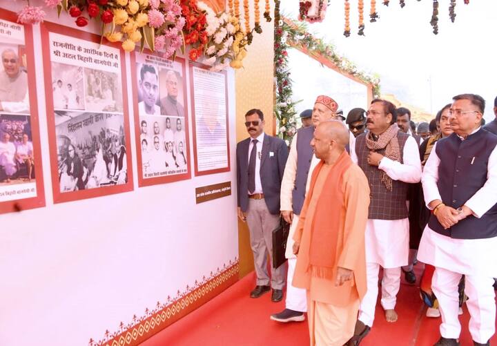 उन्होंने कहा कि पूर्व प्रधानमंत्री के पैतृक गांव में आना सौभाग्य की बात है. मुख्यमंत्री योगी ने आगरा में आलू शोध केंद्र बनाने की घोषणा की. उन्होंने 50 हजार किसानों को सोलर पंप देने का भी वादा किया.