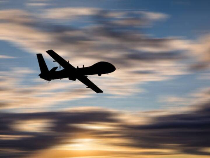 अमेरिका का एमक्यू-9 प्रीडेटर ड्रोन काफी खतरनाक है. अमेरिका ने सबसे पहले साल 1990 में एमक्यू-1 प्रीडेटर बनाया था, जो आगे चलकर और भी ज्यादा मारक और तेज हो गया. इसके बाद अमेरिका ने नॉर्थरोप ग्रुमेन एक्स-47बी बनाया है. ये एक तरह का फाइटर जेट है, जिसे पायलट नहीं उड़ाते, बल्कि रिमोट के जरिए उड़ाया जाता है. यह बेहद खतरनाक अमेरिकी ड्रोन है.