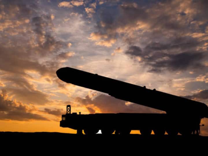 अमेरिका ने द्वितीय विश्व युद्ध के दौरान परमाणु बम (Atomic Bomb) को विकसित किया था. 1939 की इस योजना को मैनहट्टन प्रोजेक्ट का नाम दिया गया था. द्वितीय विश्व युद्ध में अमेरिका ने जापान के हिरोशिमा-नागासाकी पर वही परमाणु बम गिराकर उसे तबाह कर दिया था.