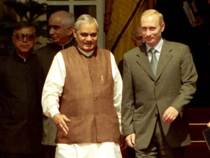 Prime Minister Atal Bihari Vajpayee with Russian President Vladimir Putin at Hyderabad House in New Delhi on October 03, 2000. Apart from politics, Vajpayee was a a writer and a poet and was awarded the highest civilian honour Bharat Ratna in 2015. Image Source: Getty Images