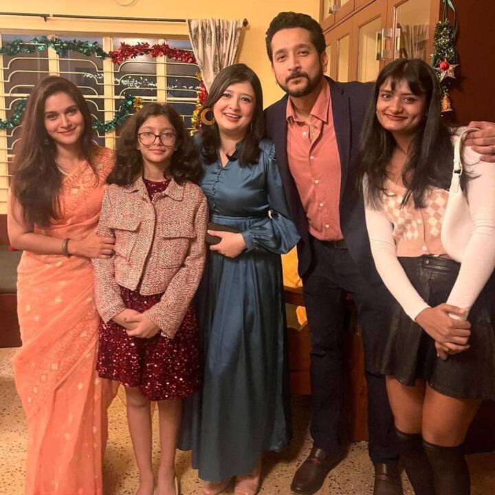 পরম-পিয়ার রিসেপশনে হাজির ছিলেন সৃজিত মুখোপাধ্যায়ের স্ত্রী, অভিনেত্রী, সমাজকর্মী, রাফিয়াত রশিদ মিথিলা, গিয়েছিল, তাঁদের ছোট্ট মেয়ে আইরাও। ছবি- ইনস্টাগ্রাম