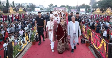 Lagnotsav Photos: મહેશ સવાણી બન્યા 4992 દીકરીઓના પિતા, ફરી કરાવ્યા 75 દીકરીઓના ધામધૂમથી લગ્ન, તસવીરો આવી સામે......