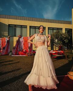 Nitibha kaul: નિતિભા કૌલ ગોર્જિયસ આઉટફિટમાં જોવા મળી, જુઓ તસવીરો