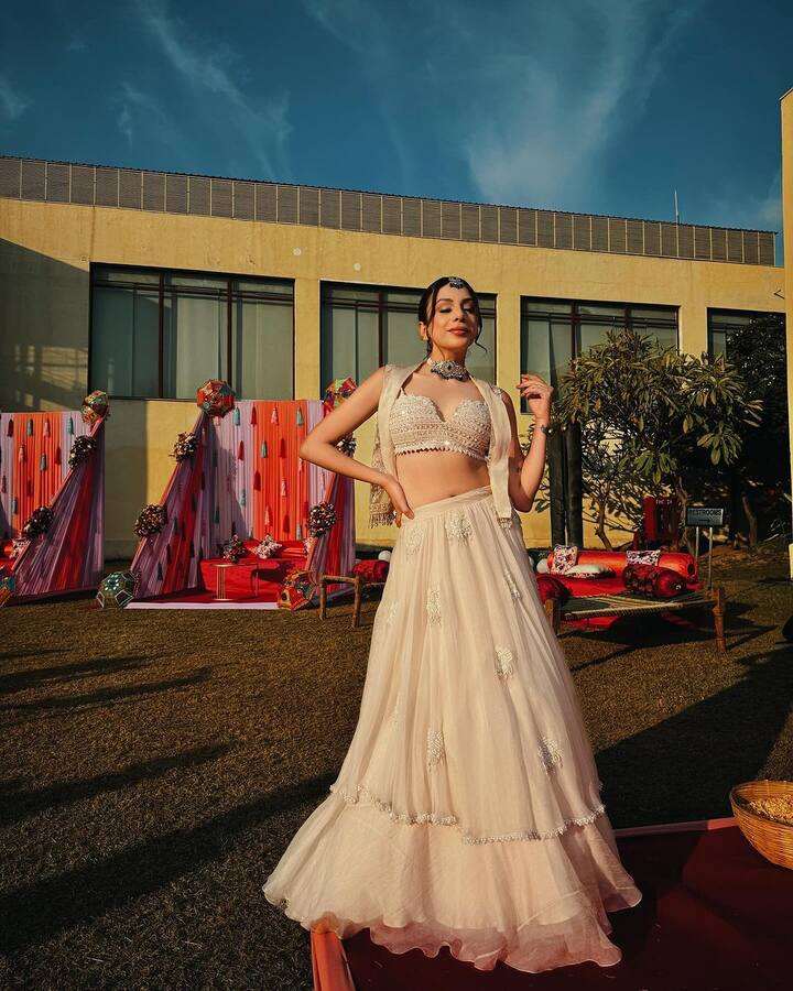 ટ્રેડિશનલ લૂકમાં એક્ટ્રેસ નિતિભા કૌલ ખૂબ  જ બોલ્ડ અંદાજમાં જોવા મળી રહી છે.