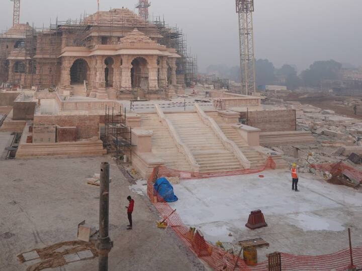 बुजुर्ग और दिव्यांगों के लिए दो रैंप भी बनाए गए हैं. इस सुविधा से इन सभी को किसी प्रकार की परेशानी नहीं होगी.