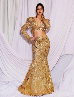 न्यू ईयर ईव में दिखना है सबसे ग्लैमरस और स्टनिंग तो ट्राई करें एक्ट्रेसेस के ये 7 शिमरी लुक, आप पर सबकी ठहर जाएंगी नज़रें