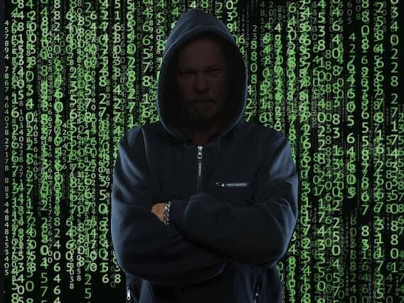 હવે સૌથી મહત્વની બાબત એ છે કે AI વૉઇસ સ્કેમ્સ, ડીપફેક વિડિયો સ્કેમ વગેરેથી તમારી જાતને બચાવવી. આ માટે તમારે ખૂબ જ સાવચેત રહેવાની જરૂર છે, કારણ કે AI અને deepfake જેવી ટેક્નોલોજીએ વાસ્તવિક અને નકલી વચ્ચેની રેખાને ભૂંસી નાખી છે. ખૂબ જ બુદ્ધિશાળી લોકો પણ તેમને પકડી શકતા નથી અને છેતરપિંડીનો શિકાર બને છે.