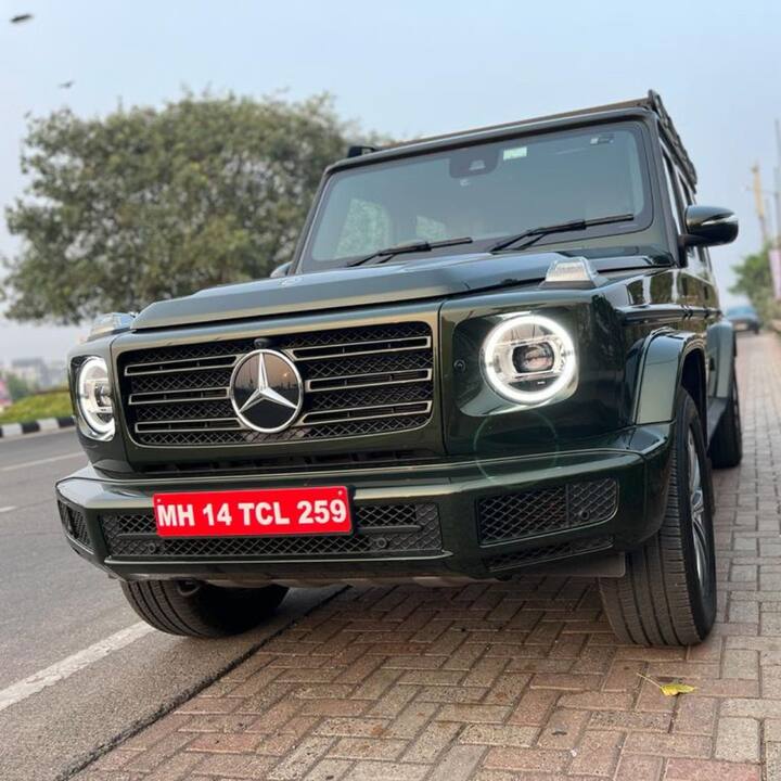 রাস্তায় গাড়ি নিয়ে বেরোলে যে কোনও সুপারকারকে এক ঝলকে টেক্কা দেবে এই Mercedes-Benz G 400d। 241mm গ্রাউন্ড ক্লিয়ারেন্স, 700mm ওয়াটার ওয়েডিং ক্যাপাসিটি সহ এই গাড়ি আপনি যে কোনও হার্ডকোর অফ-রোডিংয়ে নিয়ে যেতেই পারেন।  ছবি- মার্সিডিজ বেঞ্জ