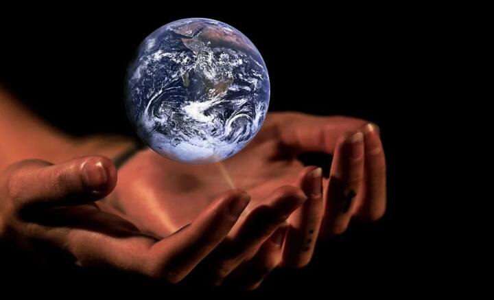 পড়শি গ্রহ শুক্রের মতোই পৃথিবীর পরিণতি হতে পারে বলে আশঙ্কা আজকের নয়। তাই জলবায়ু পরিবর্তন নিয়ে লাগাতার সতর্ক করে আসছিলেন বিজ্ঞানীরা। কিন্তু বিশ্বের তাবড় রাষ্ট্রনেতা গালভরা প্রতিশ্রুতি দিলেও, কাজের কাজ কিছু হয়নি। সেই আবহেই ২০২৩ সালব এযাবৎকালীন বিশ্বের উষ্ণতম বছর হিসেবে চিহ্নিত হয়েছে। এই কৃতিত্ব নেতিবাচক হলেও, মানব সভ্যতার ইতিহাসে আগে কখনও তাপমাত্রা এমন রেকর্ড গড়েনি পৃথিবীর বুকে। ছবি: পিক্সাবে।