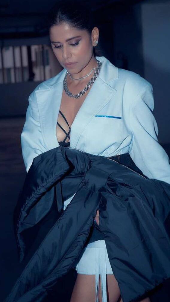 सईचा सॅटीन शर्ट, डेनिम शॉर्ट स्कर्ट लूक