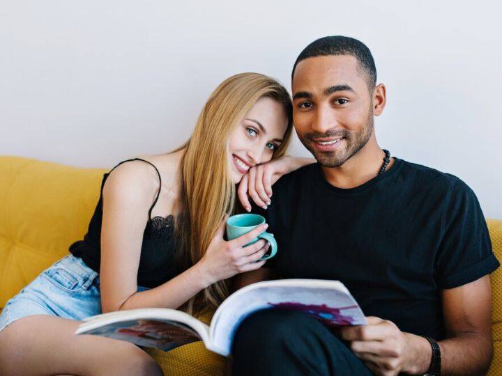 यह महत्वपूर्ण है कि आप एक दूसरे को ध्यानपूर्वक सुनें बिना किसी रुकावट के. पार्टनर्स के बीच में मुश्किल , इमोशन और परिस्थिति को लेकर बात हो सकती है.