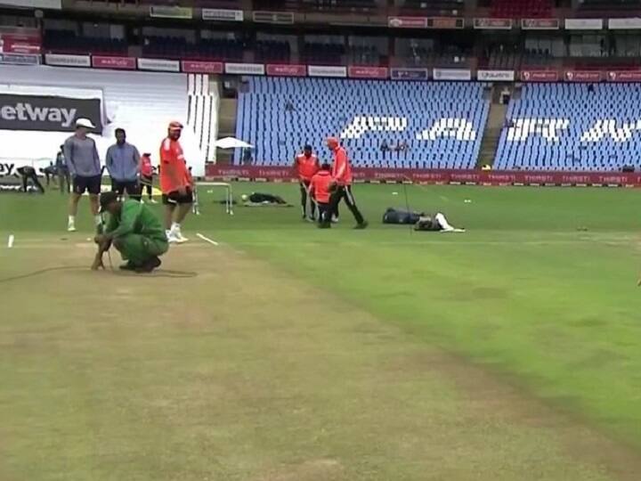 IND vs SA Centurion Test Hair Dryer Use on Pitch Rahul Dravid Bowling Pre Match Pics IND vs SA: हेयर ड्रायर से सुखाई गई पिच, राहुल द्रविड़ ने की बॉलिंग; भारत-दक्षिण अफ्रीका टेस्ट से पहले दिखे दिलचस्प नजारे