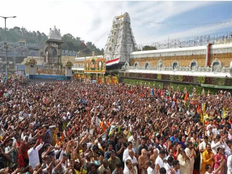 devotees Rush in Tirumala and continues vaikunta darshanam Tirumala Rush: ఉత్తర ద్వార దర్శనం ఎఫెక్ట్‌- తిరుమలకు పెరిగిన ఆదాయం