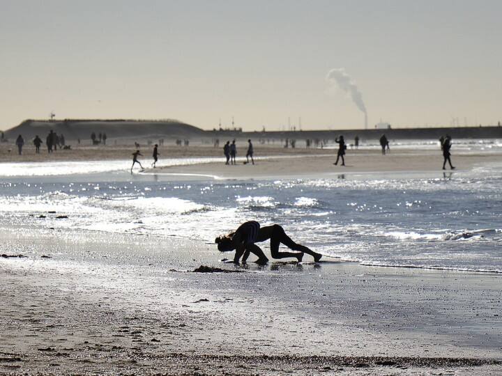 नीदरलैंड्स में नए साल के दिन समंदर के ठंडे पानी में डूबकी लगाने की परंपरा है. माना जाता है कि इससे नए साल की शुरूआत अच्छी होती है.