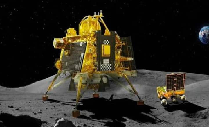মহাকাশ বিজ্ঞানের ইতিহাসে পাকাপাকি ভাবে এবছর জায়গা করে নিয়েছে ভারত, সৌজন্যে অবশ্যই চন্দ্রযান-২ অভিযান। কোটি কোটি টাকা খরচে করে মহাকাশে পাঠানো পশ্চিমি দুনিয়ার একের পর এক মহাকাশযান যখন মুখ থুবড়ে পড়েছে, সেখানে পালকের মতো চাঁদের মাটি স্পর্শ করে নজির গড়েছে ভারতের মহাকাশ গবেষণা সংস্থা ISRO. চাঁদের দুর্গম দক্ষিণ মেরু ছুঁয়েছে ভারতের চন্দ্রযান-৩ মহাকাশযানের ল্যান্ডার বিক্রম এবং রোভার প্রজ্ঞান। পশ্চিমি দুনিয়ার তাবড় দেশের তুলনায় নামমাত্র খরচে এই অসাধ্য সাধন করে দেখিয়েছে ভারত। ফাইল চিত্র।