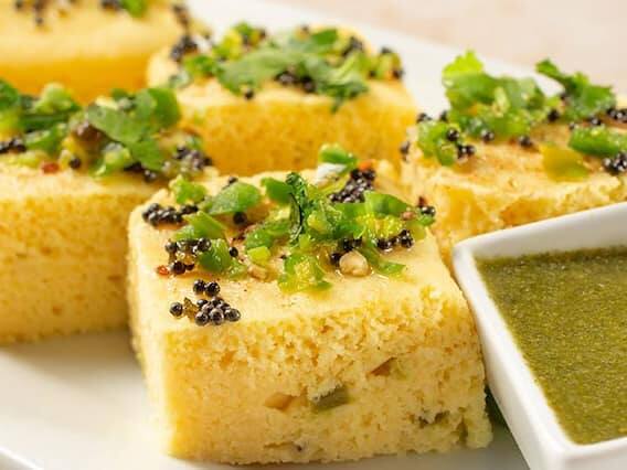 શ્રુતિ કે ભારદ્વાજ, ચીફ ડાયેટિશિયન, ઝાયડસ હોસ્પિટલ્સ, અમદાવાદના જણાવ્યા અનુસાર, ઢોકળા, આથેલા ચોખા અને ચણાના લોટમાંથી બનેલી લોકપ્રિય ભારતીય સ્ટીમ કેક, ઘણા સ્વાસ્થ્ય લાભો પ્રદાન કરે છે. સૌ પ્રથમ, તે પ્રોટીનનો સ્ત્રોત છે, કાર્બોહાઇડ્રેટ્સ વગેરેનો સ્ત્રોત છે.