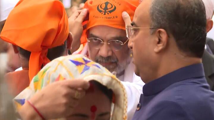 প্রাথর্নার পর সেখান থেকে বেরিয়ে কালীঘাট মন্দিরে যান অমিত শাহ ও জেপি নাড্ডা।