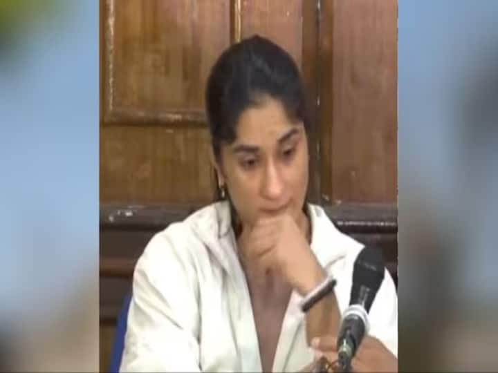 Wrestler Vinesh Phogat to return Khel Ratna and Arjuna Awards amid WFI row, pens open letter to PM Modi Wrestler Vinesh Phogat : அன்புள்ள பிரதமரே 5 நிமிஷம் ஒதுக்குங்க... விருதுகளை திருப்பி அளிக்கும் வினேஷ் போகத்!