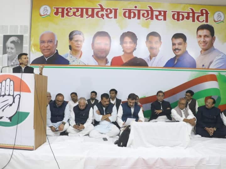 MP Congress Meeting in Bhopal Analysis on Congress defeat in MP Assembly Elections Jitu Patwari ann MP Politics: मध्य प्रदेश विधानसभा चुनाव में हार पर मंथन, कांग्रेस जिलाध्यक्ष ने कहा- 'बीजेपी नहीं अपनों की वजह से हारे'
