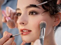 इस न्यू ईयर पर दिखना चाहते हैं सबसे अलग तो ट्राई करें ये 5 मेकअप टिप्स