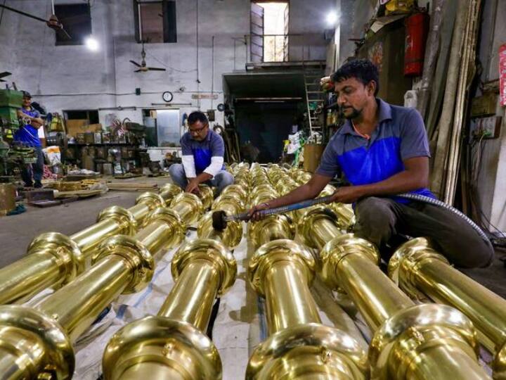 चंपत राय ने इस प्रेजेंटेशन को साझा करते हुए कहा कि भव्य मंदिर में 392 खंभे होंगे और 14 फीट चौड़ी 'परकोटा' परिधि होगी जो 732 मीटर लंबी होगी. बता दें कि पुराने समय में किसी शहर को बाहरी हमले से बचाने के लिए नगर के चारों ओर बनाई जाने वाली मज़बूत दीवार 'परकोटा' है, जिसमें प्रवेश के लिए द्वार होते थे.