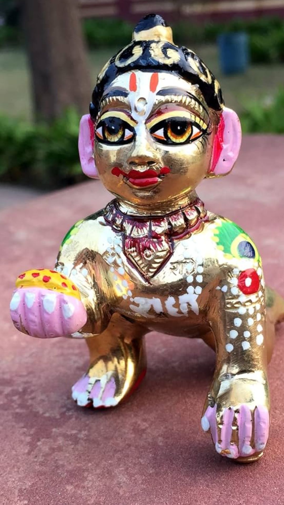 अधिकतर लोग घर पर कृष्ण के बाल रूप यानी