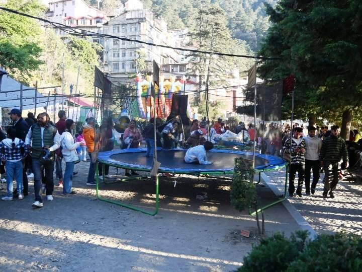 विंटर कार्निवाल में लोगों को पुलिस बैंड की प्रस्तुति, लेज़र शो, बेबी शो, डॉग शो और कॉमेडी शो भी लोगों को देखने को मिल रहा है. कार्निवल में आयोजित हो रही विभिन्न गतिविधियां पाठकों के लिए आकर्षण का केंद्र बनी हुई हैं.