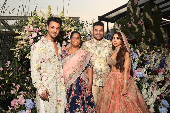 फोटोज में अरबाज के भाई-बहन नई भाभी के साथ जमकर पोज देते नजर आ रहे हैं.