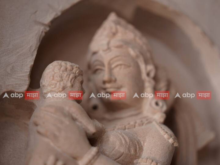 श्री रामाच्या दर्शनासाठी आता जे भाविक येणार आहेत ते किमान 25 ते 30 फूटावरुन दर्शन घेणार आहेत. त्यामुळे इतक्या लांबून दर्शन व्यवस्थित घेता यावे यासाठी दुसऱ्या मोठ्या मूर्तीची आवश्यकता आहे हे लक्षात आल्याने दुसरी मुर्ती तयार केली जात आहे.