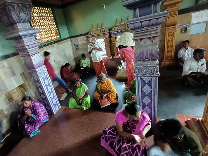 தியானம் செய்யும் மக்கள்