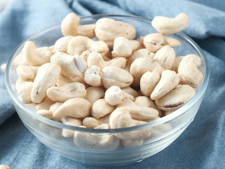 Eating cashews gives benefits: काजू हे ऊर्जा प्रदान करणारे आहे. आपण त्याचा वापर मिठाई, भाज्या, चटणी, पुलाव आणि पदार्थ इत्यादींमध्ये करतो.