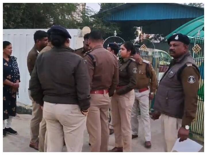 Chhattisgarh news Police raided the house of gangster Tapan Sarkar accused absconding strings linked to murder ann Chhattisgarh: गैंगस्टर तपन सरकार के घर पुलिस ने मारा छापा, आरोपी फरार, मर्डर से जुड़े हैं तार