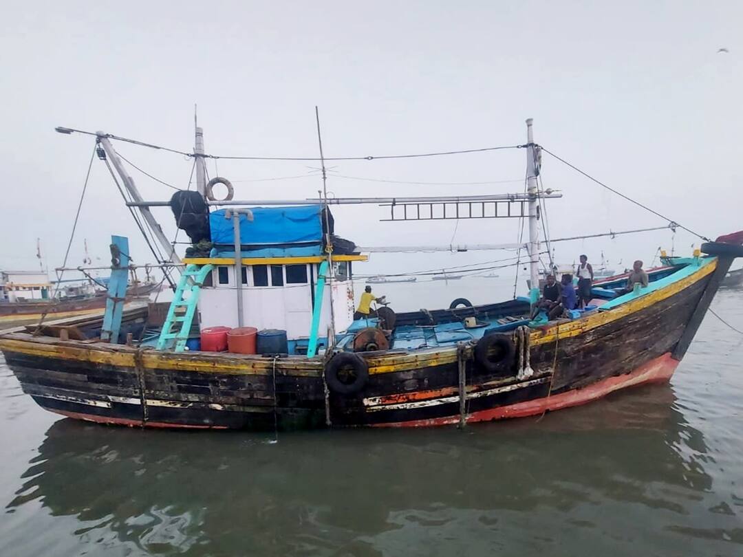 Mumbai: 2 Dead, 1 Critical After Inhaling Toxic Gas From Fishing Boat's Storage Chamber Mumbai: 2 Dead 1 Critical After Inhaling Toxic Gas From Fishing Boat Storage Chamber Mumbai: 2 Dead, 1 Critical After Inhaling Toxic Gas From Fishing Boat's Storage Chamber