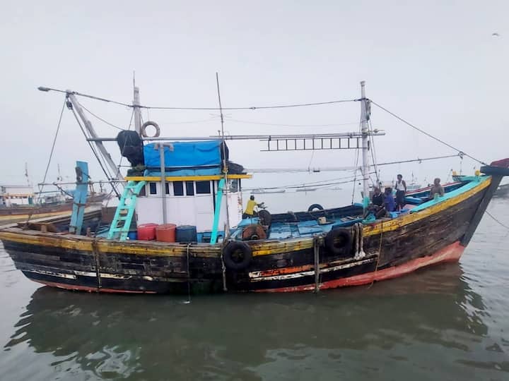 Mumbai: 2 Dead 1 Critical After Inhaling Toxic Gas From Fishing Boat Storage Chamber Mumbai: 2 Dead, 1 Critical After Inhaling Toxic Gas From Fishing Boat's Storage Chamber