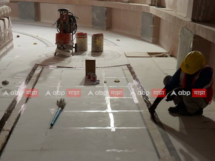 या मंदिराच्या आतील काही फोटो एबीपी माझाच्या हाती लागले आहे. मंदिराचे मुख्य मंडप आणि गर्भगृहाचे हे पहिलेच दृश्य आहे.