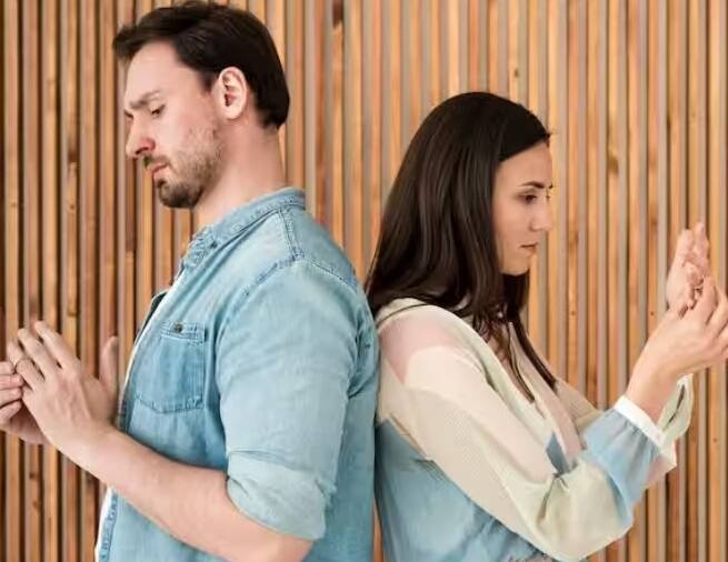 દુનિયામાં એવા થોડા જ લોકો છે જેમને સાચો પ્રેમ મળે છે. મોટાભાગના લોકો તેમના પાર્ટનર પ્રત્યે સ્પષ્ટ હોતા નથી. ચાલો આજે જાણીએ કે પતિનું કોઈ અન્ય સાથે અફેર હોય ત્યારે કેવી રીતે જાણી શકાય.