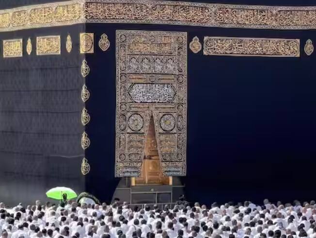 ਸਾਊਦੀ ਸਰਕਾਰ ਵਲੋਂ ਸੰਚਾਲਿਤ Nusuk Hajj ਐਪ, ਉਮਰਾਹ ਯਾਤਰੀਆਂ ਨੂੰ ਉਨ੍ਹਾਂ ਦੀ ਯਾਤਰਾ ਦਾ ਪ੍ਰਬੰਧਨ ਕਰਨ ਵਿੱਚ ਮਦਦ ਕਰਦੀ ਹੈ। ਇਸ ਐਪ ਰਾਹੀਂ ਹੱਜ 'ਤੇ ਜਾਣ ਲਈ ਹਵਾਈ ਟਿਕਟ, ਹੋਟਲ ਅਤੇ ਖਾਣ-ਪੀਣ ਨਾਲ ਜੁੜੀ ਹਰ ਚੀਜ਼ ਉਪਲਬਧ ਹੈ।