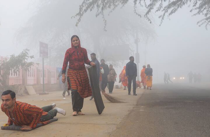 देशभर में कंपकंपाती सर्दी के बीच एक बार फिर मौसम करवट लेने वाला है. मौसम विभाग के मुताबिक, दिसंबर महीने के अंत में एक वेस्टर्न डिस्टरबेंस दस्तक देगा, जिसके चलते कई राज्यों में बारिश का अलर्ट जारी किया गया है. आईएमडी के अनुसार, 30 दिसंबर से  नॉर्थईस्ट राज्यों और तमिलनाडु, केरल और पुडुचेरी में आज से फिर दोबारा बारिश का दौर शुरू होगा.