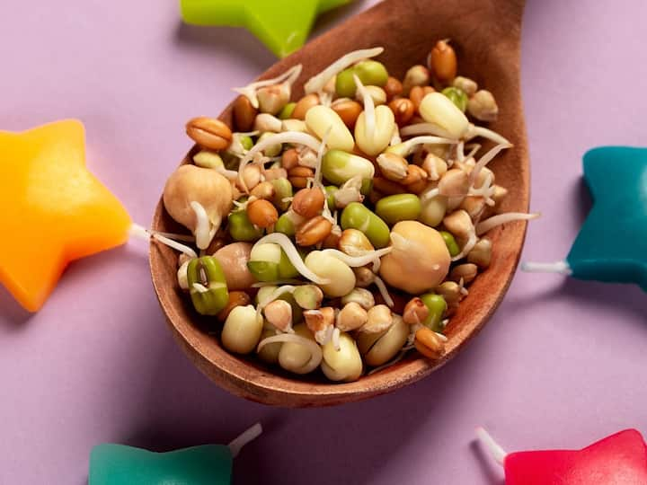 Sprouts a nutritious food : स्प्राउट्स अर्थातच मोड आलेले कडधान्य हे खाण्याचा नेहमी डॉक्टर सल्ला देतात कारण स्प्राउट्स हे शाकाहारी लोकांसाठी प्रथिनांचे उत्कृष्ट स्त्रोत आहेत.