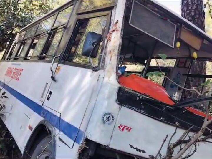 Shimla Bus Accident: हिमाचल के शिमला में आज एक बड़ा सड़क हादसा हो गया. एक निजी बस बैरिकेड तोड़कर 150 मीटर नीचे जा गिरी. बस में 15 यात्री सवार थे. बाइक सवार के बस से टकराने से हादसा हुआ.