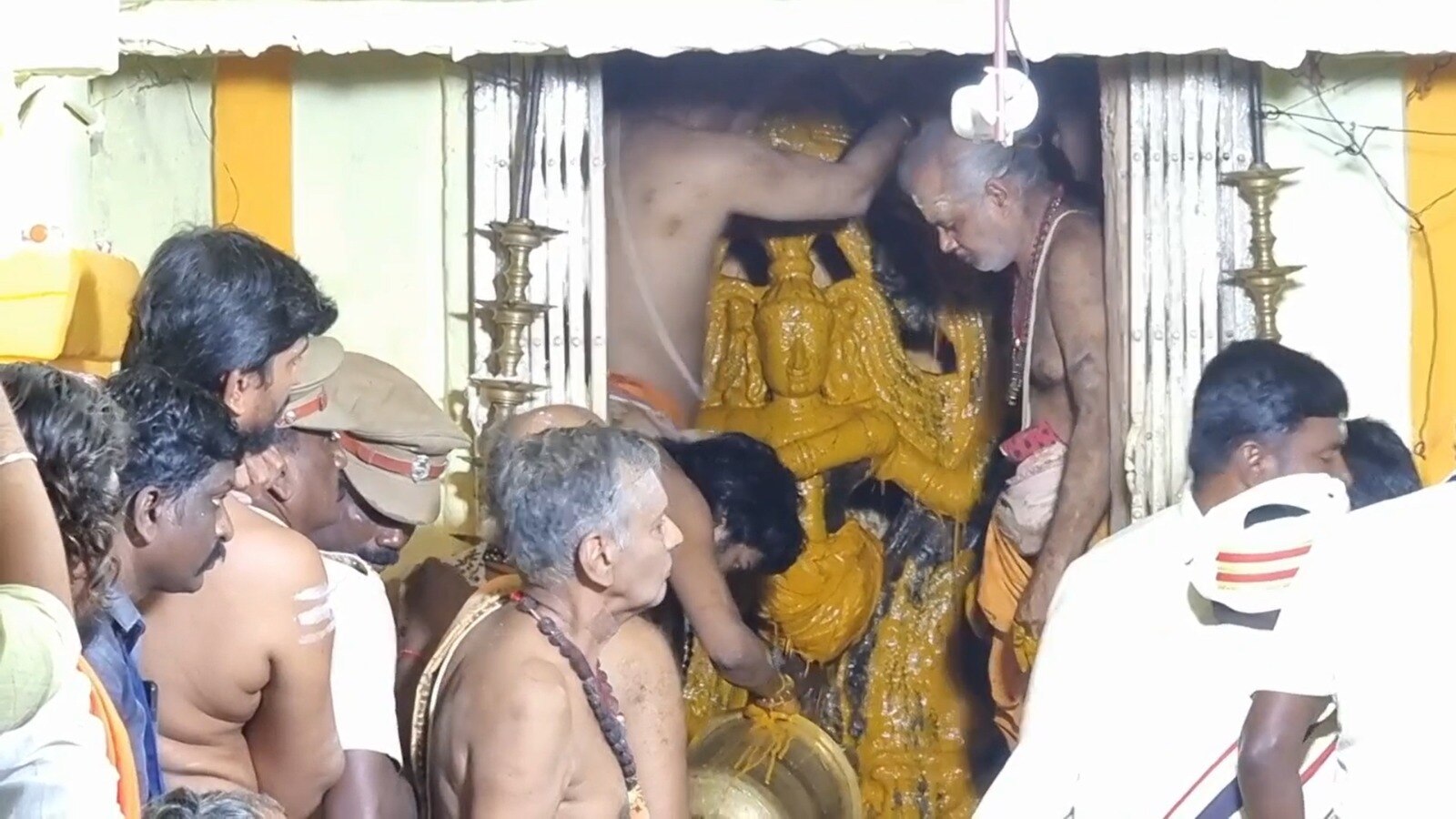 மரகத நடராஜர் காட்சியளித்தார்... உத்திரகோச மங்கையில் குவிந்த பக்தர்கள் கூட்டம்.!