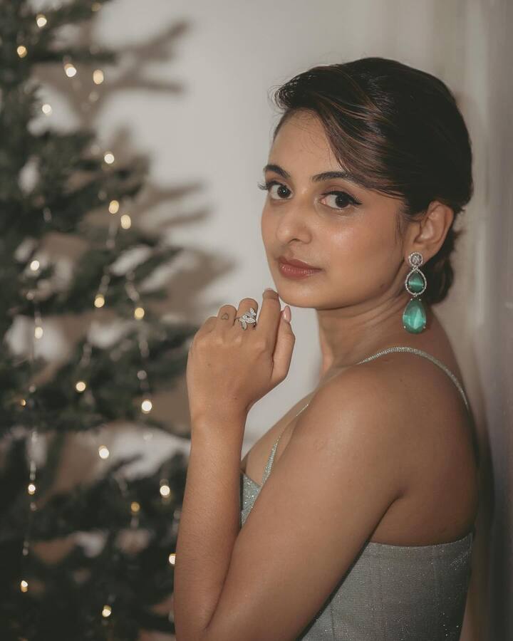 మలయాళ నటి ఎస్తేర్ అనిల్ 'దృశ్యం' సినిమాతో తెలుగు ప్రేక్షకులకు పరిచయమైంది.