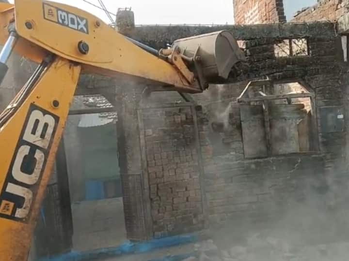 MP News: मध्य प्रदेश में फिर चला मोहन यादव सरकार का बुलडोजर, पेड़ से बांधकर चार लोगों ने की थी बैल की हत्या MP bulldozer action in Agar Malwa Mohan Yadav government bulldozer on house acussed of Bull killing ann MP News: मध्य प्रदेश में फिर चला मोहन यादव सरकार का बुलडोजर, पेड़ से बांधकर चार लोगों ने की थी बैल की हत्या