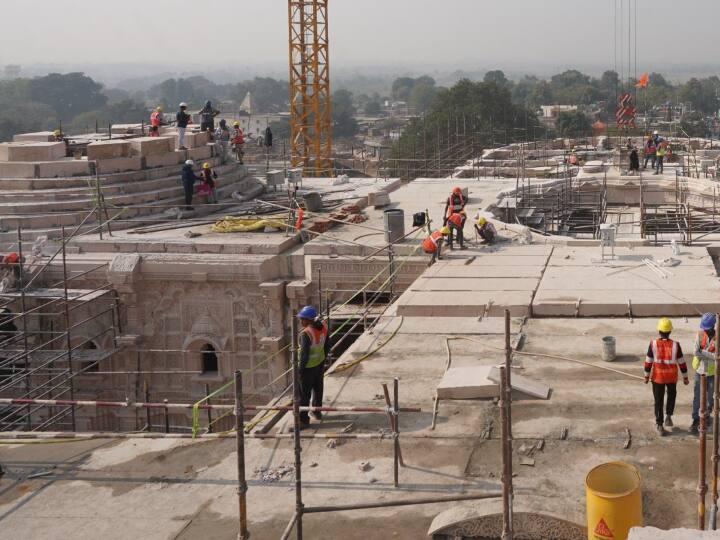 राम मंदिर ट्रस्ट के अधिकारियों ने कहा कि अयोध्या में निर्माणाधीन राम मंदिर परिसर सीवेज और जल उपचार संयंत्रों के साथ-साथ अपने तरीके से 'आत्मनिर्भर' होगा. मंदिर परिसर में बुजुर्गों, दिव्यांगों और असहाय लोगों की आवाजाही को सुगम बनाने के भी बड़े प्रयास किए गए हैं. कई खास सुविधाएं इन सभी लोगों के लिए परिसर में मुहैया करवाने पर काम किया जा रहा है.