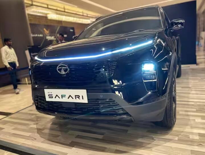 ਚੌਥਾ ਵਿਕਲਪ Tata Safari SUV ਹੈ। ਇਸ ਵਿੱਚ ADAS ਲੈਵਲ 2 ਤਕਨੀਕ ਵੀ ਮੌਜੂਦ ਹੈ। ਇਸ ਨੂੰ ਘਰ ਲਿਆਉਣ ਲਈ ਤੁਹਾਨੂੰ 15.85 ਲੱਖ ਰੁਪਏ ਦੀ ਐਕਸ-ਸ਼ੋਰੂਮ ਕੀਮਤ ਅਦਾ ਕਰਨੀ ਪਵੇਗੀ।