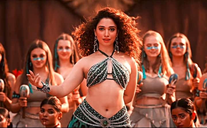 காவாலா : தெறிக்கவிடும் இசையில், தமன்னாவின் அல்டிமேட் டான்சில், ரஜினிகாந்தின் அட்டகாசமான என்ட்ரியோடு பின்னி பெடலெடுத்தது 'ஜெயிலர்' படத்தில் இடம்பெற்ற காவாலா பாடல். இந்த தெறிக்கவிடும் பாடல் 366 மில்லியன் வியூஸ் பெற்று டாப் 5 லிஸ்டில் இடம்பெற்றுள்ளது.