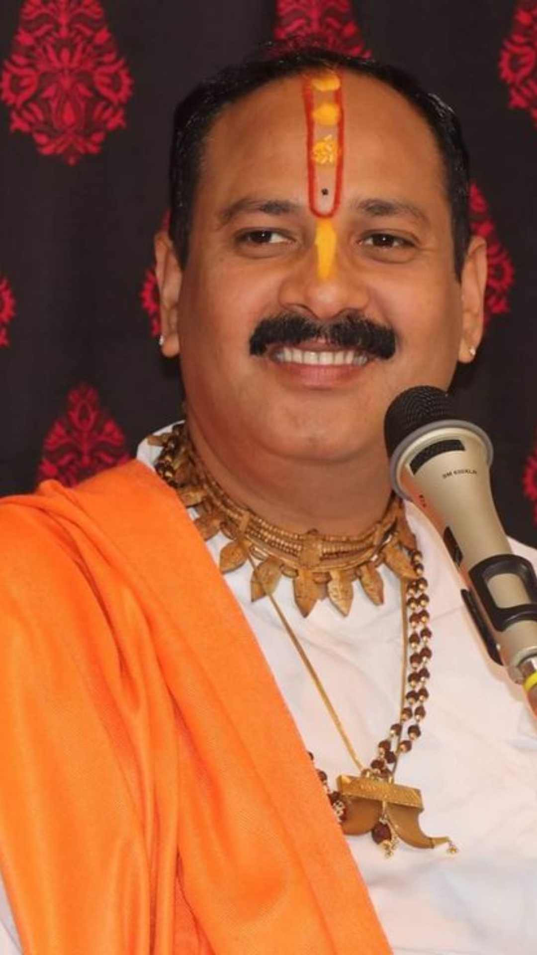 पंडित प्रदीप मिश्रा प्रसिद्ध कथावाचक हैं वे अपनी